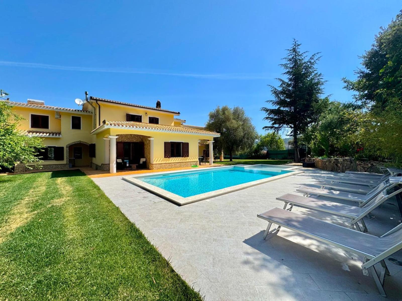 קרדדו Villa With Pool מראה חיצוני תמונה